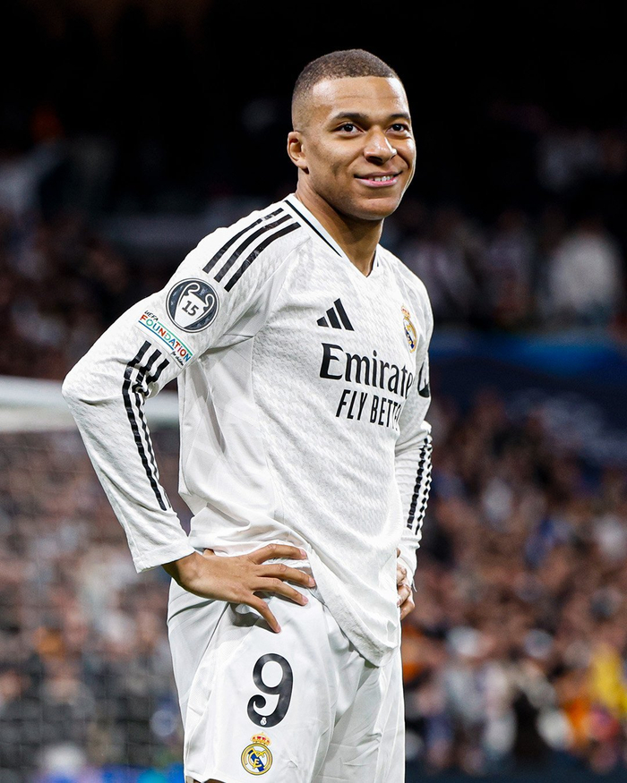 2025赛季，成都蓉城以红焰为刃、热血为甲，在三...