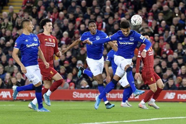 前锋突破射门锁定胜利